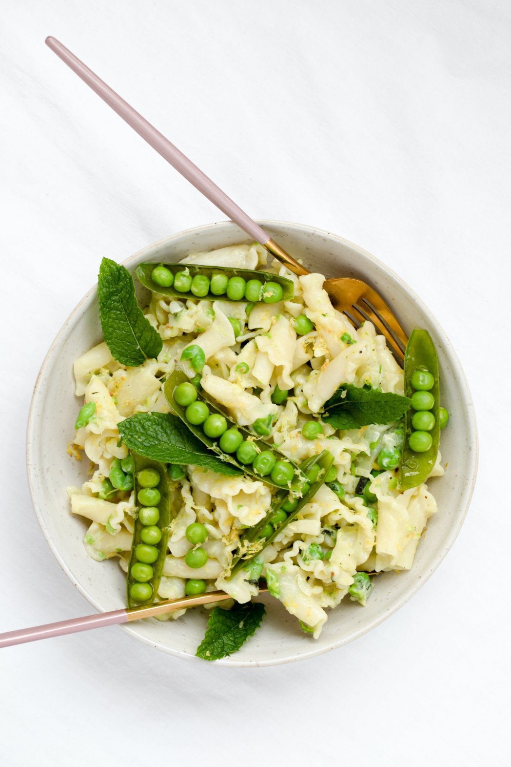 Fresh pasta with lemon juice, mint and peas