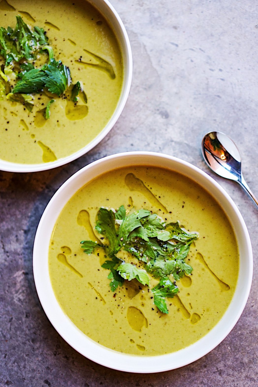 Suppe mit Kohl und Käse