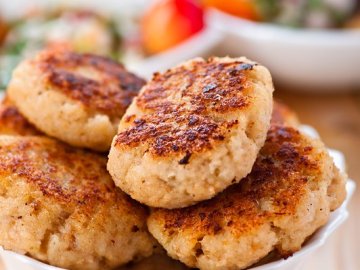 Minced veal meatballs, sweet potatoes and buttery peas recipe | CALOORY