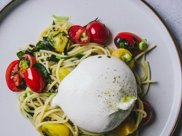 Spaghetti with burrata and tomatoes recipe | CALOORY