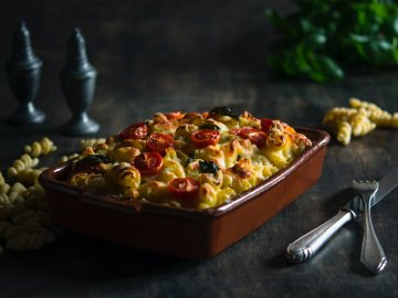 Baked pasta with zucchini and tomatoes recipe | CALOORY