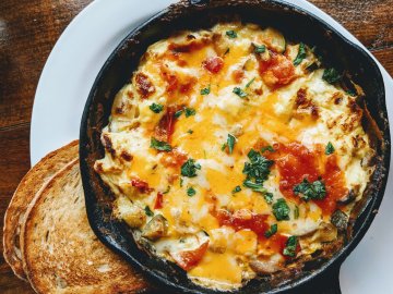 Egg omelette with spinach, tomato salsa recipe | CALOORY