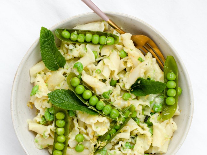Fresh pasta with lemon juice, mint and peas
