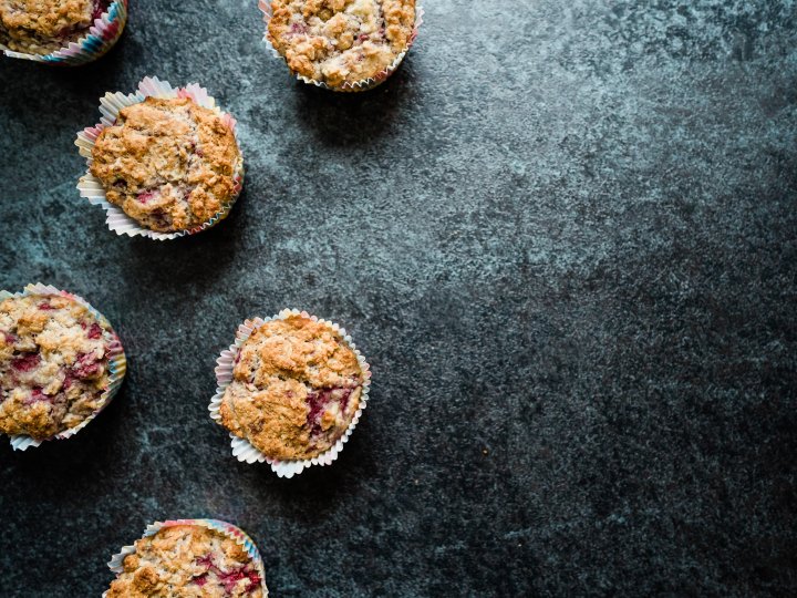 Raspberry yogurt muffins with sesame