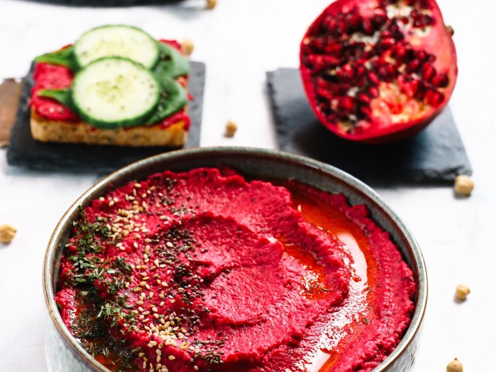 Hummus with beetroot