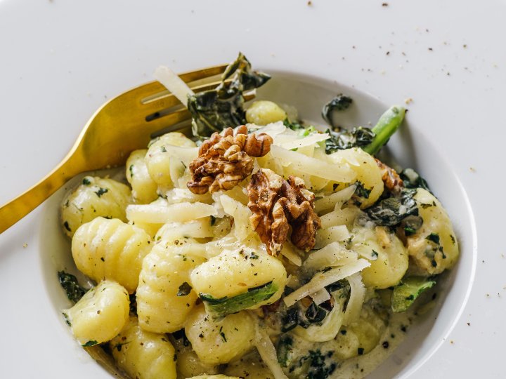 Gnocchi with fresh asparagus and walnuts